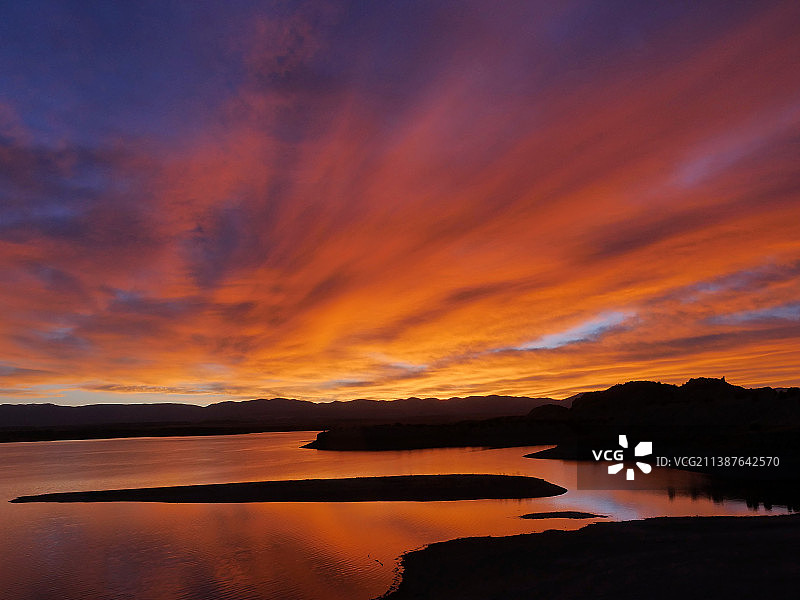 美国普韦布洛湖州立公园日落时分的湖光山色图片素材