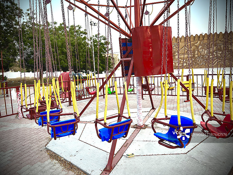 阿曼希纳斯游乐园的旋转木马景观图片素材