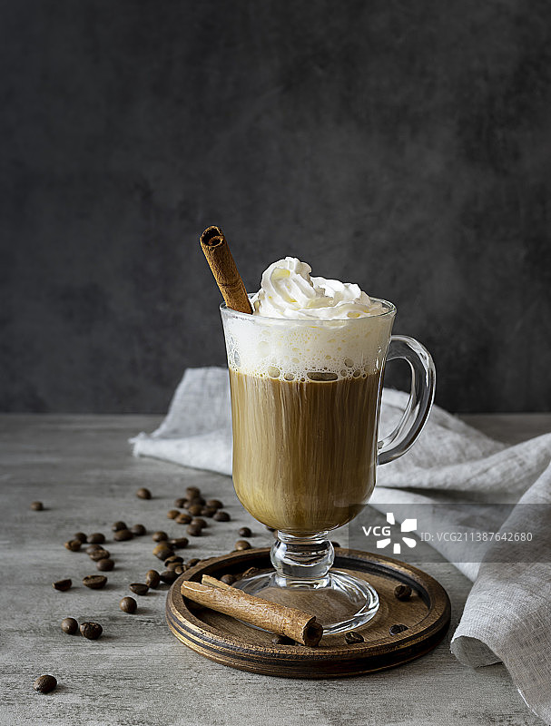 高脚杯装奶油肉桂咖啡图片素材