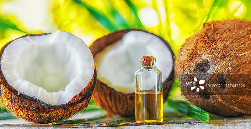 瓶装天然椰子油图片素材