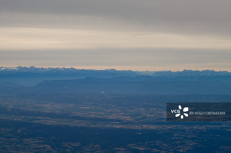 日落时天空衬托的风景图片素材