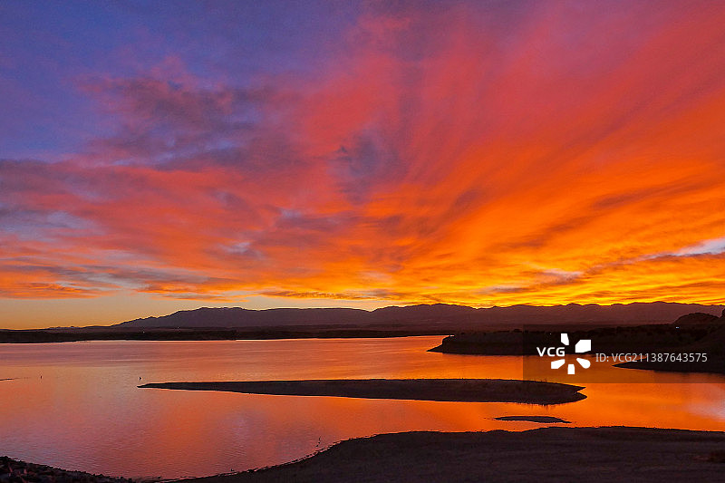 美国普韦布洛湖州立公园日落时分的湖光山色图片素材