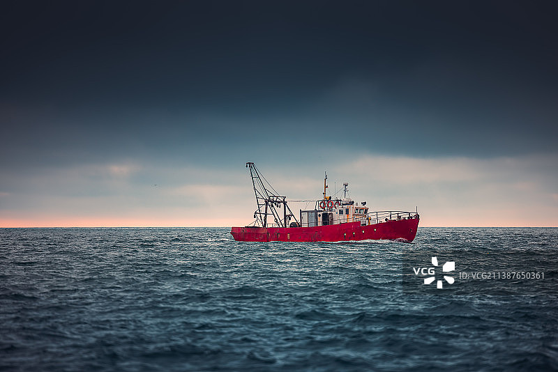 日出时航行的货船和海浪，运输物流运输图片素材