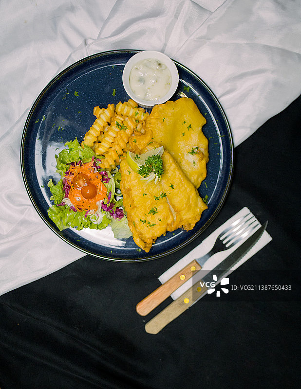 从高角度观看餐桌上盘子里的食物图片素材