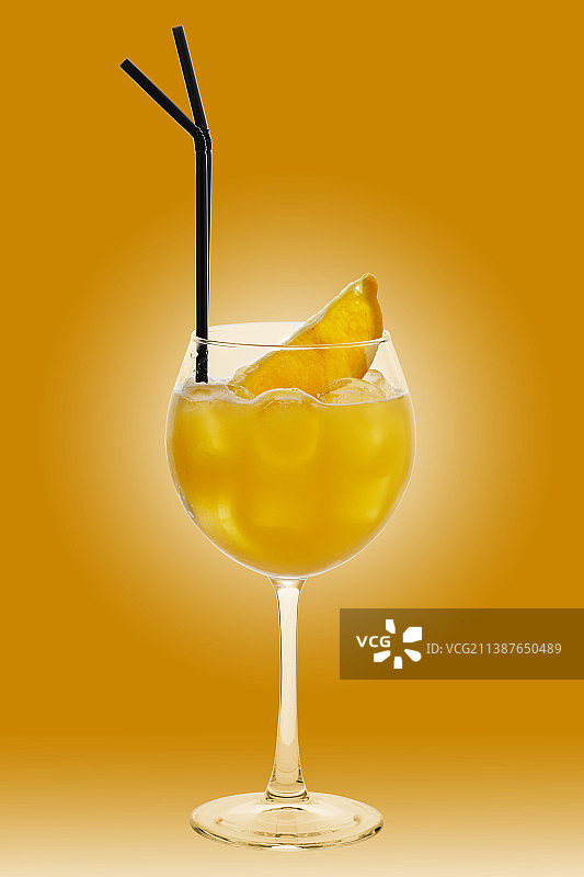 特写：黄色背景前的饮品图片素材