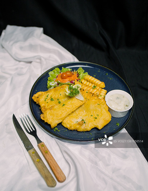 从高角度观看餐桌上盘子里的食物图片素材