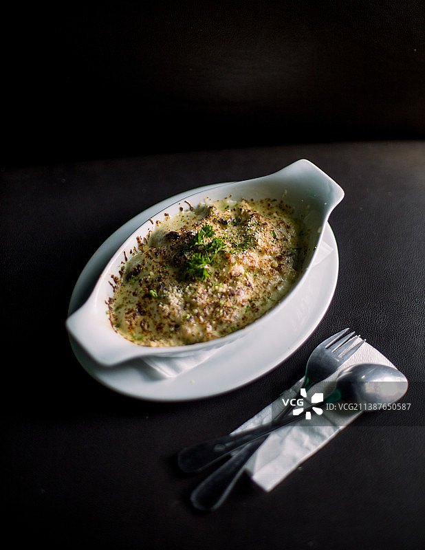 餐桌上碗里食物的高角度视角图片素材