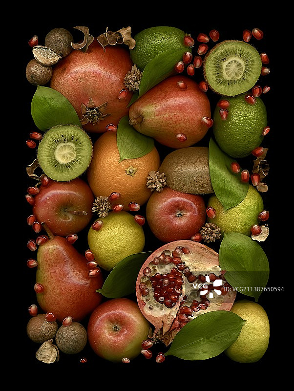 黑色背景上的水果特写图片素材