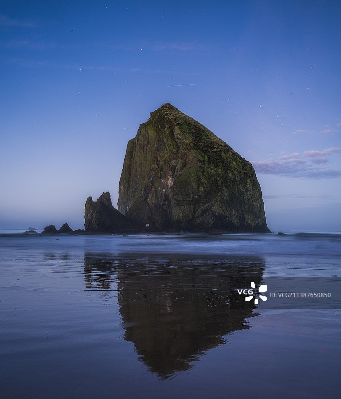 美国俄勒冈州坎农海滩夜间海景图片素材