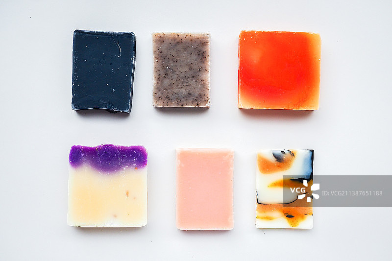 彩色手工固体肥皂条，零浪费（虚焦）图片素材