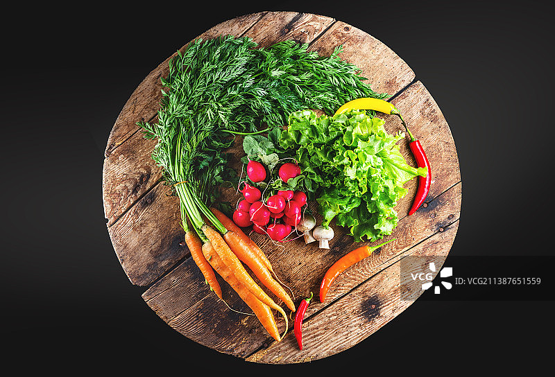 木桌上的新鲜有机蔬菜，来自农场的自产健康食品图片素材