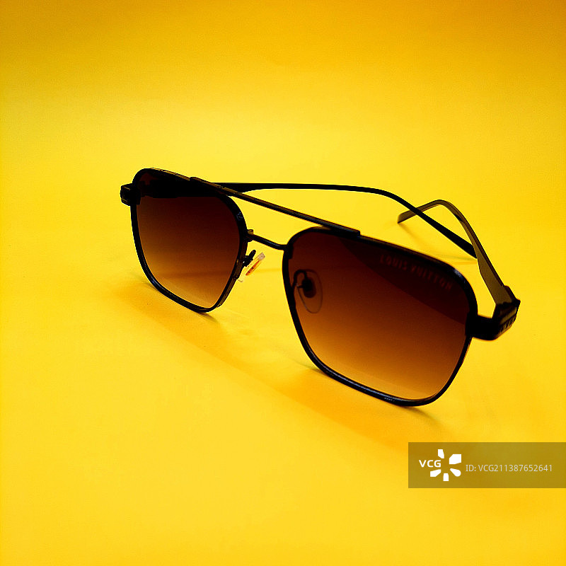 黄色背景上的太阳镜特写图片素材