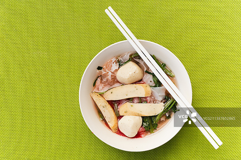 泰式红酱猪肉丸面配筷子图片素材