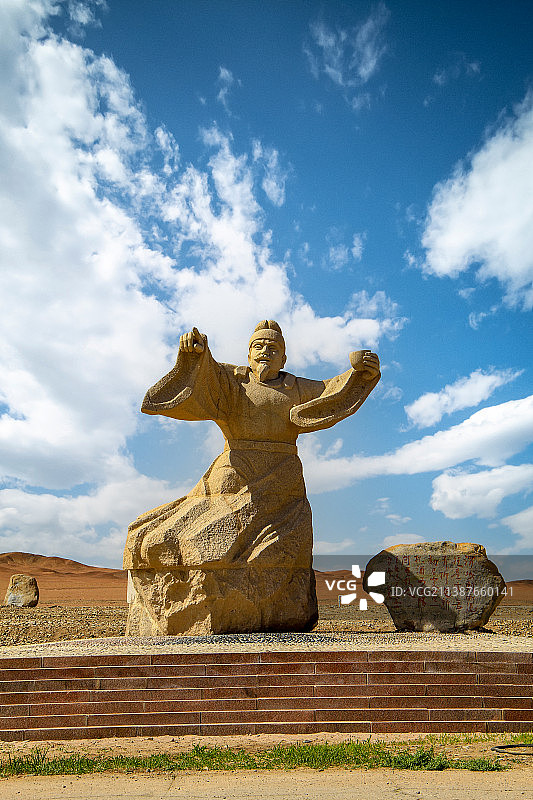 蓝天白云下的甘肃敦煌阳关景区：唐代诗人王维雕像图片素材