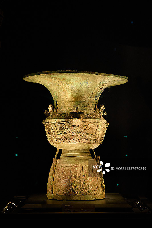 广汉三星堆博物馆青铜尊图片素材