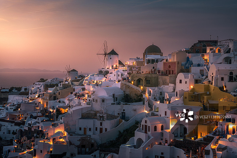 希腊日落时分的城镇景观高角度视图图片素材