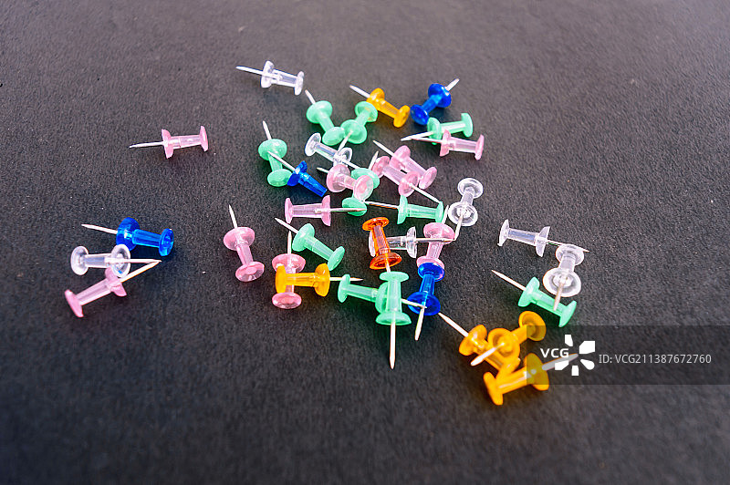 放在桌子上的通知板大头钉图片素材