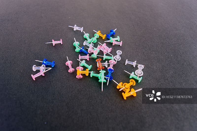 放在桌子上的通知板大头钉图片素材