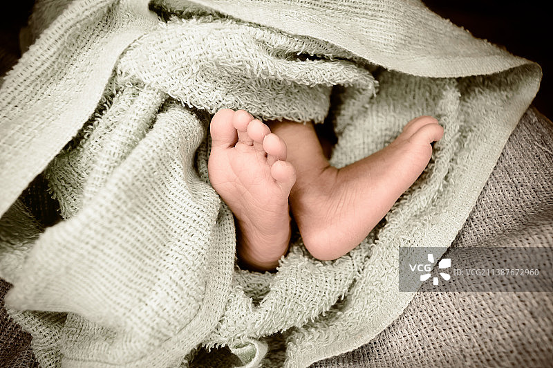 婴儿在床上，印度西孟加拉邦加尔各答图片素材