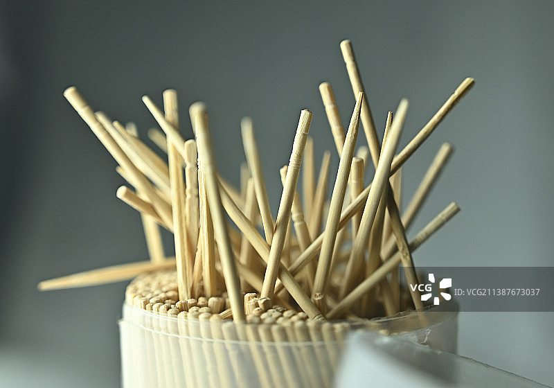 桌上容器中吸管的特写，印度尼西亚雅加达图片素材