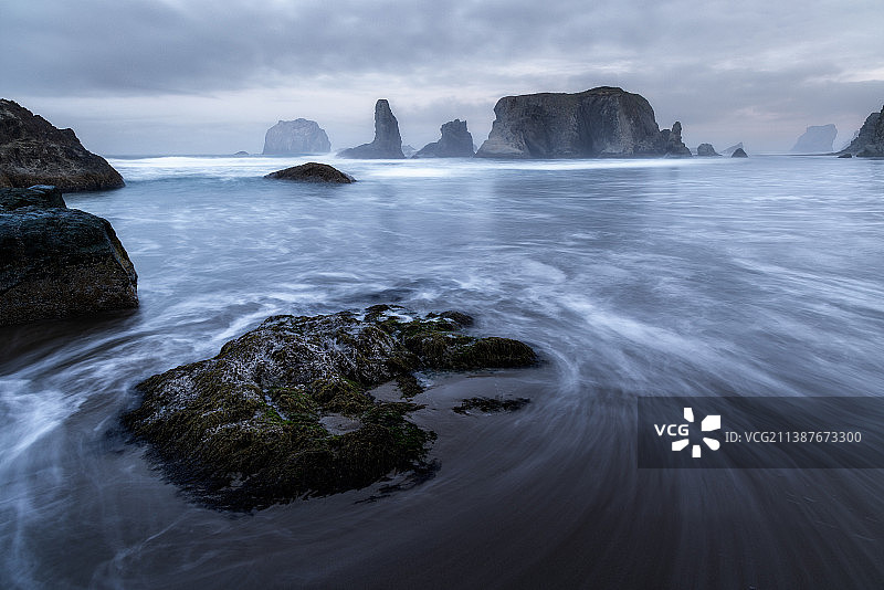 美国俄勒冈州班顿海滩的海中岩石美景图片素材
