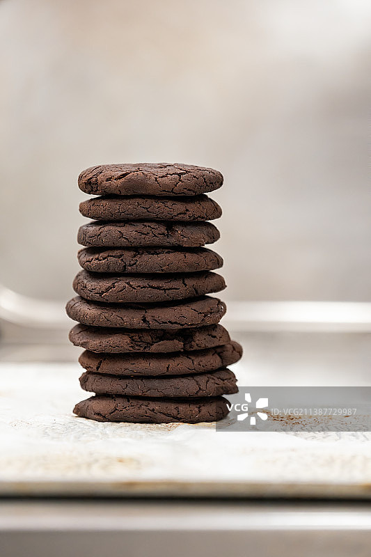 叠放的新鲜巧克力饼干图片素材