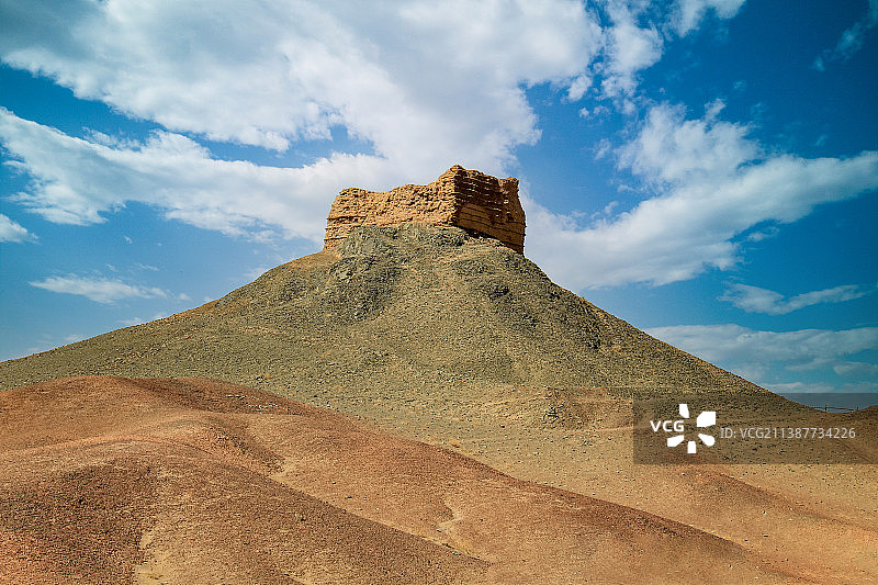 蓝天白云下的甘肃敦煌阳关景区：阳关烽燧图片素材