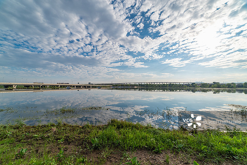 蓝天白云水光倒映下高架桥与石拱桥的风光美景图片素材