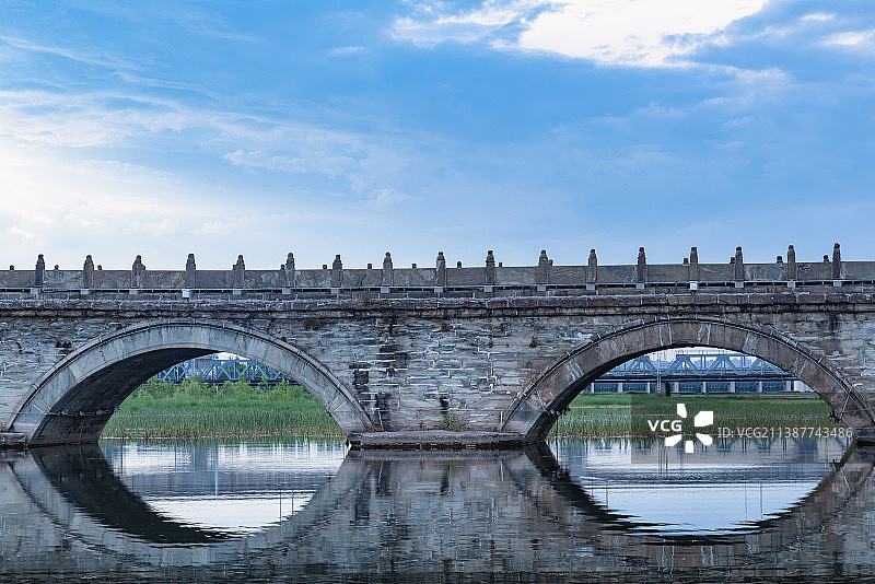 蓝天白云水光倒映下高架桥与石拱桥的风光美景图片素材