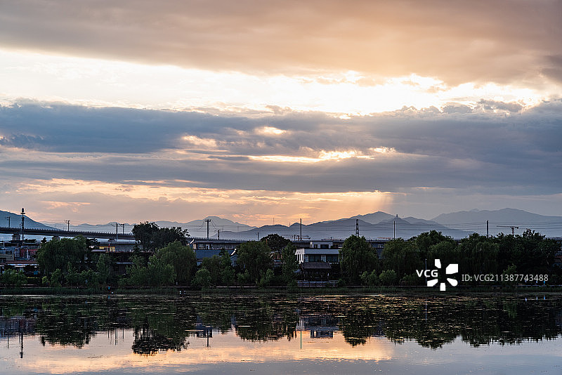 蓝天白云水光倒映下高架桥与石拱桥的风光美景图片素材