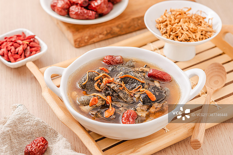 清新原木木桌上的汤碗里的红枣虫草花乌鸡汤图片素材