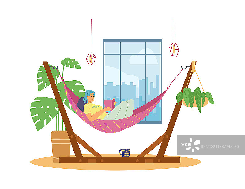 女人在公寓的吊床上放松图片素材