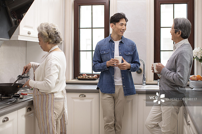 厨房里的快乐一家人图片素材