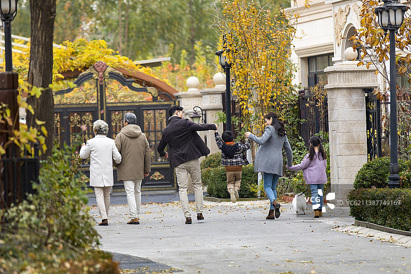 快乐一家人在别墅区散步图片素材