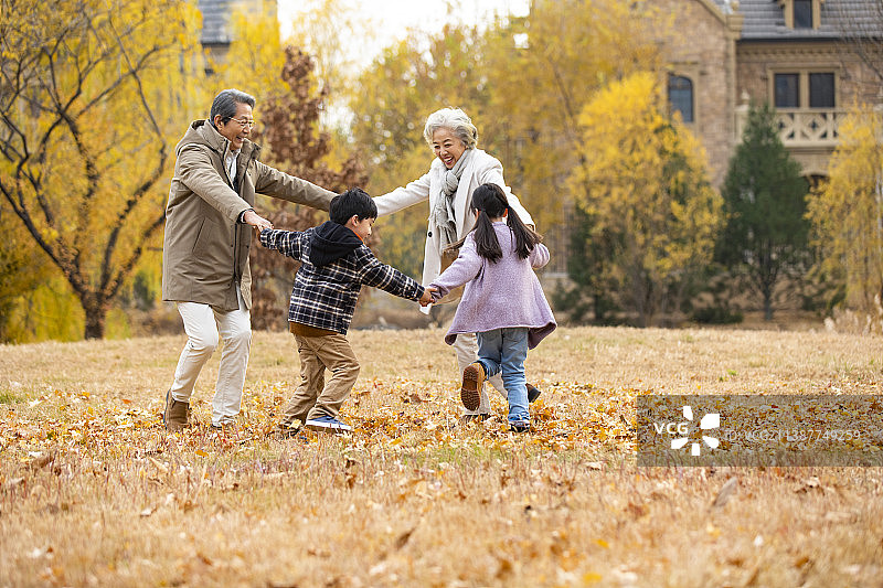 快乐家庭户外嬉戏图片素材