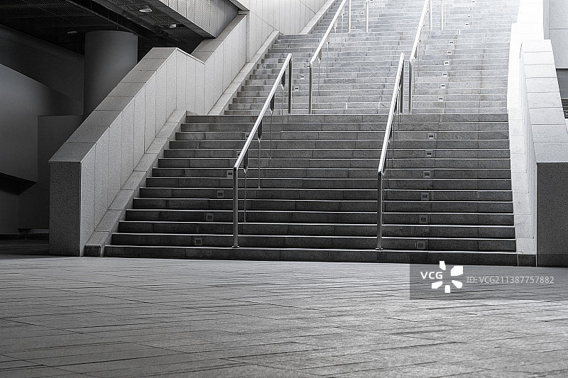 现代建筑外围空旷的铺砖地面图片素材