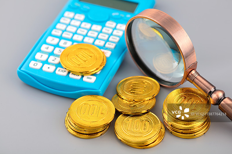 计算器和金币及放大镜图片素材