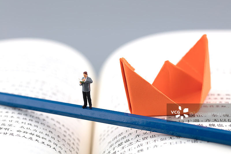 微缩创意知识像船承载着你图片素材
