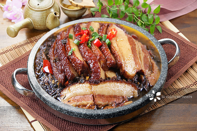 中餐传统美食石锅梅菜扣肉图片素材