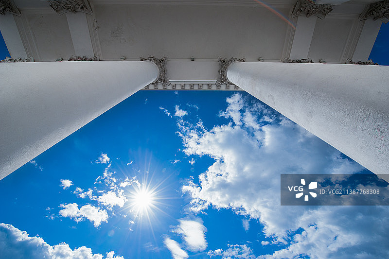 低角度拍摄的古罗马式建筑廊柱图片素材