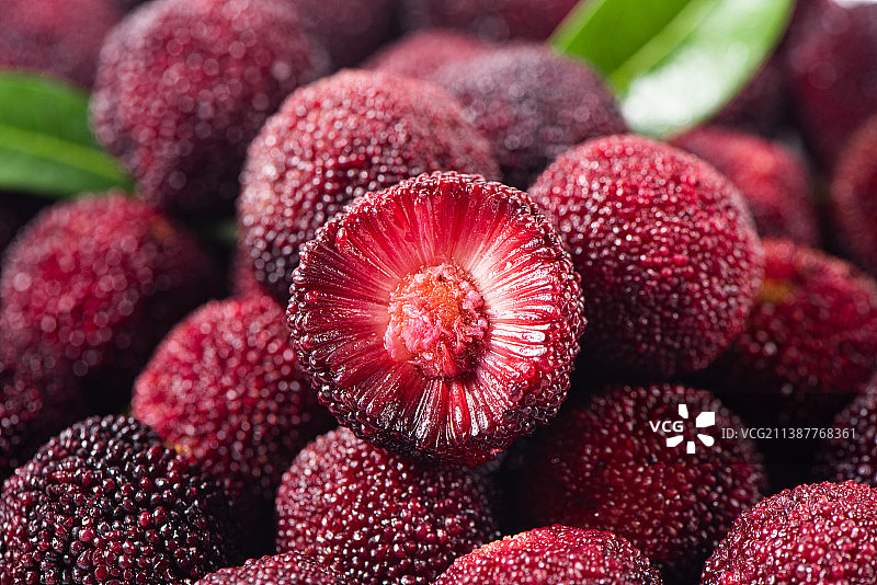 剥开的新鲜杨梅特写图片素材