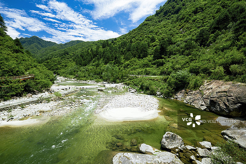 中国洋县长青华阳景区夏季蓝天白云青山绿水图片素材