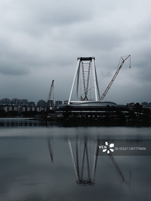 多云天空下的吊桥图片素材