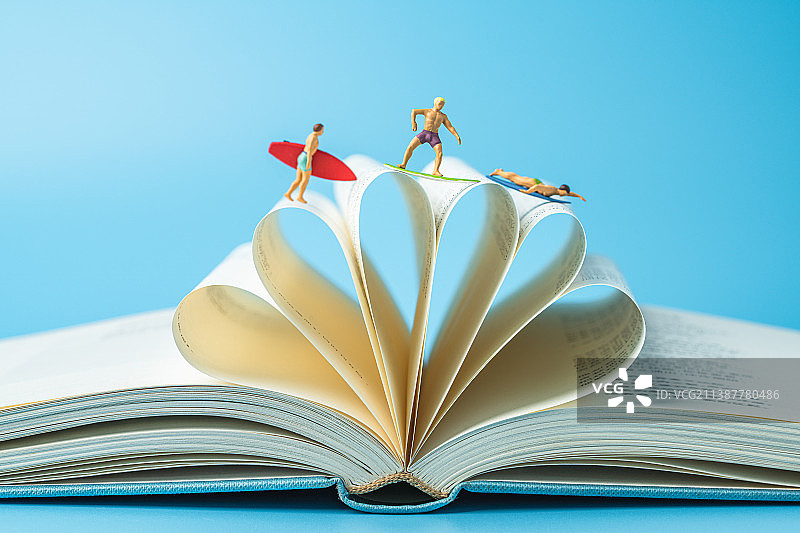 书海冲浪创意微缩景观图片素材