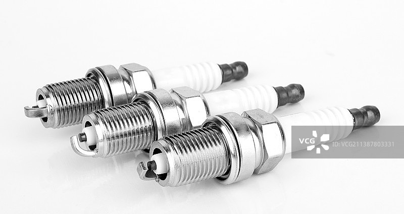 白色背景上的螺丝特写图片素材