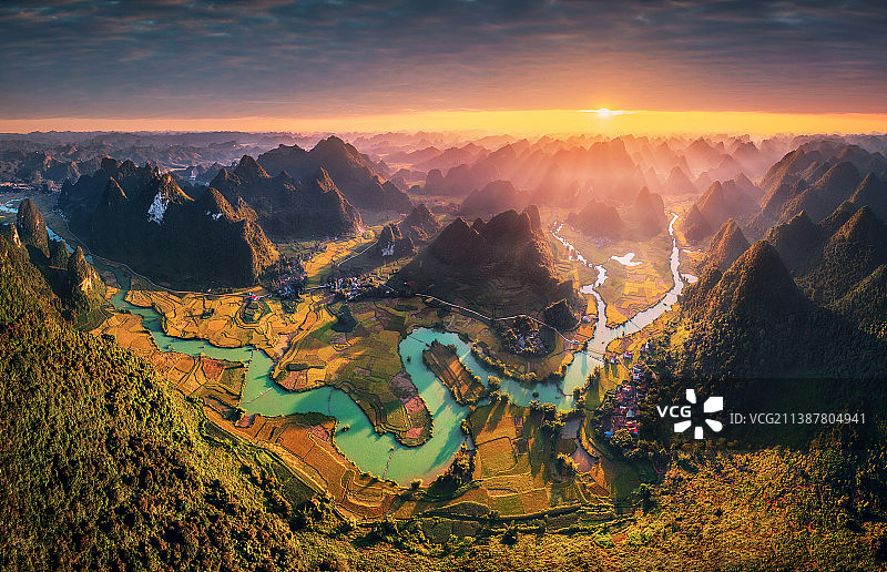 越南日落时分天空下的景观鸟瞰图片素材