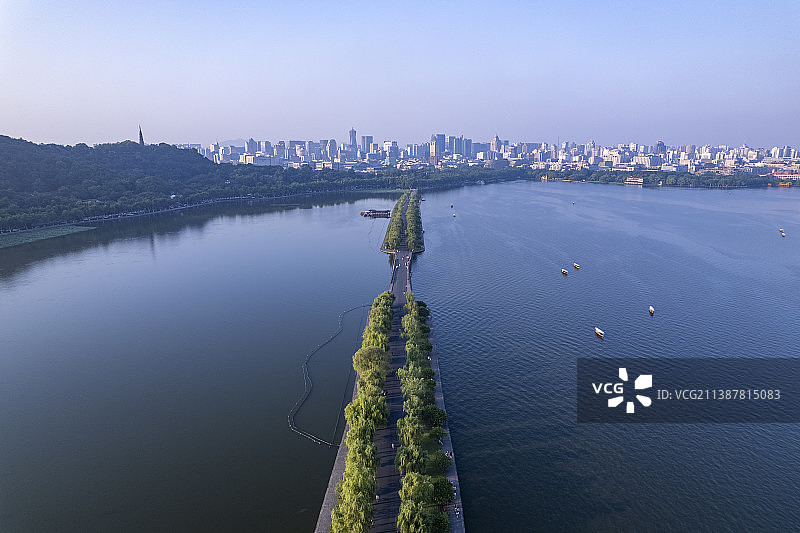 杭州西湖白堤视角航拍图片素材