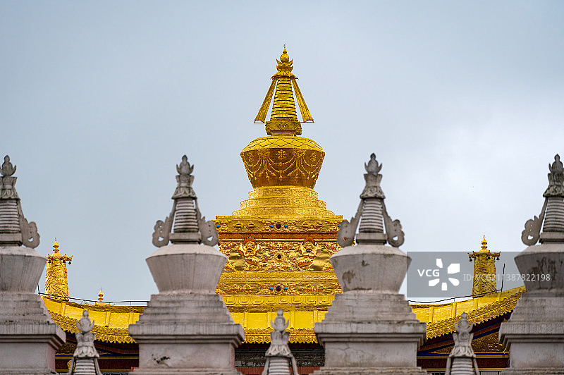 阴天背景下的川西高原塔公寺局部图片素材