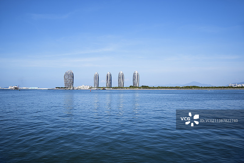 三亚凤凰岛蓝天海天一色图片素材
