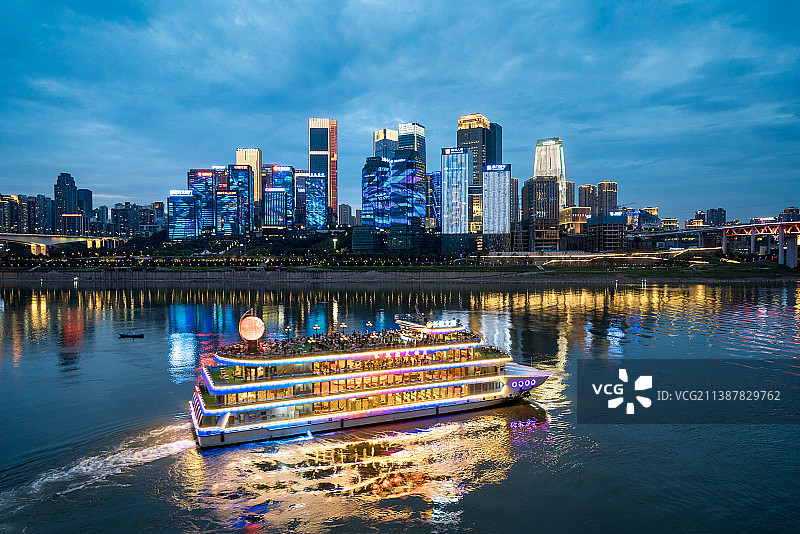 游船驶过重庆江北嘴中央商务区图片素材